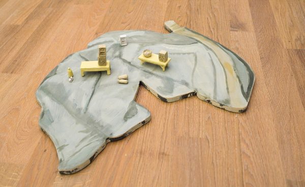 Arturo Kameya - Ghosts are another mouth to feed - Acrylverf en kleipoeder op hout, plastic kakkerlakken, gevonden objecten en keramiek