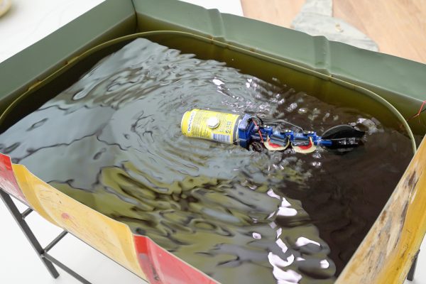 Arturo Kameya - Greatest hits for little fishes - Olievat, luidsprekers, water en electronische vis (detail)