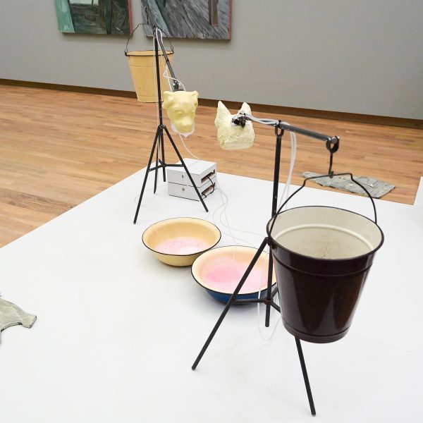 Arturo Kameya - Pido la palabra (I request the floor) (serie) - Keramiek, zinken emmers, staal, pompen, metalen bakken, zand, twee glazen figuren, vogel gemaakt van namaakveren en schuim