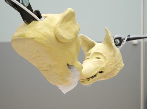 Arturo Kameya - Pido la palabra (I request the floor) (serie) - Keramiek, zinken emmers, staal, pompen, metalen bakken, zand, twee glazen figuren, vogel gemaakt van namaakveren en schuim (detail)