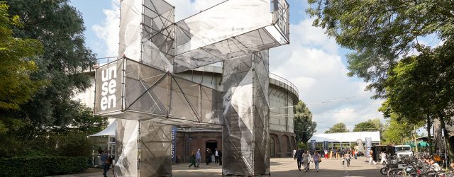 Afgelopen donderdag opende de nieuwe editie van Unseen. De beurs voor hedendaagse fotografie en fotografische kunst. Want laten we wel wezen, niet alle fotografie is ook kunst, en andersom. Je [&hellip;]