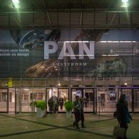 De laatste editie van de PAN opende ondanks de nieuwe beperkingen afgelopen zaterdag. De beurs is traditiegetrouw een aangename mengelmoes van antiek, oude meesters, hedendaagse kunst en curiositeiten. Het is [&hellip;]