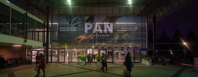 De laatste editie van de PAN opende ondanks de nieuwe beperkingen afgelopen zaterdag. De beurs is traditiegetrouw een aangename mengelmoes van antiek, oude meesters, hedendaagse kunst en curiositeiten. Het is [&hellip;]