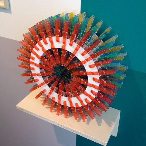 Frank Asnes - Zonder Titel - Karton en wasknijpers