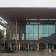 Portretten. De afgelopen zes eeuwen moeten er miljoenen, zo niet miljarden gemaakt zijn. Hoewel de gelijkenis waarschijnlijk lang niet altijd even treffend is geweest tot de uitvinding van de fotografie, [&hellip;]