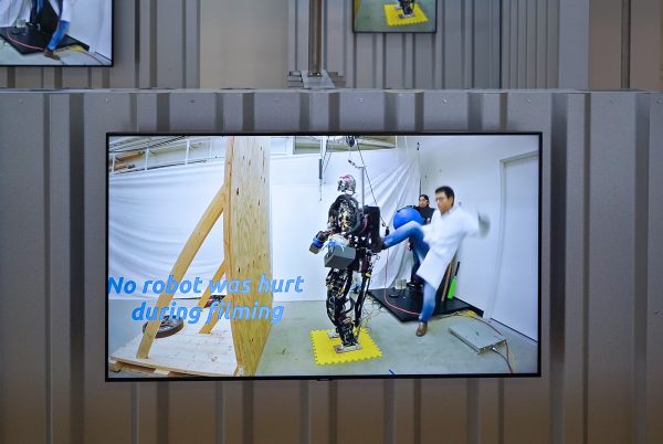 Hito Steyerl - Hell Yeah We Fuck Die - Driekanaals HD-video-installatie in omgevingssculptuur, kleur en geluid, 4,35minuten, 2018 & Robots Today - Eenkanaals HD-video, kleur, geluid, 8,02minuten, 2018