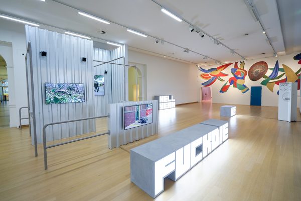 Hito Steyerl - Hell Yeah We Fuck Die - Driekanaals HD-video-installatie in omgevingssculptuur, kleur en geluid, 4,35minuten, 2018 & Robots Today - Eenkanaals HD-video, kleur, geluid, 8,02minuten, 2018