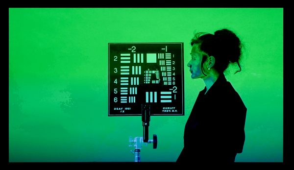 Hito Steyerl - How Not to Be Seen, A Fucking Didactic Educational,MOV File - Eenkanaals HD-video in architecturale omgevingssculptuur, kleur en geluid, 15,52minten, 2013