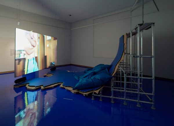 Hito Steyerl - Liquidity - Eenkanaals HD-video in architecturale omgevingssculptuur, kleur en geluid, 30,15 minuten, 2014