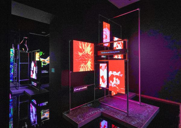 Hito Steyerl - Power Plants - Roestvrijstalen steigerconstructies, LED-panelen, scrollende LED tekstpanelen, gecementeerde MDF dozen, Olivijn grind, vinyl, meerkanaals videoloop, kleur en zonder geluid