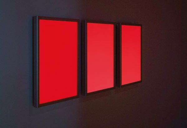 Hito Steyerl - Red Alert - Drieluik van 30-inch Apple HD cinema displays, video, kleur, zonder geluid, 30seconden, 2007