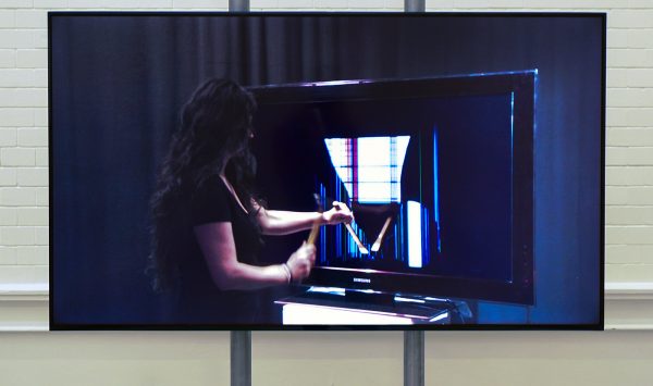 Hito Steyerl - Strike - Eenkanaals HD-video op flatscreen, 28seconden, 2010