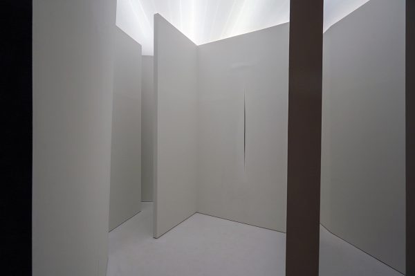 Lucio Fontana - Ambiente spaziale - Ruimtelijke installatie, reproductie, 1968