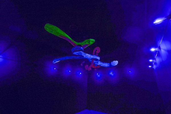 Lucio Fontana - Ambiente spaziale a luce nera - Ruimtelijke installatie met blacklight, reproductie, 1948-1949