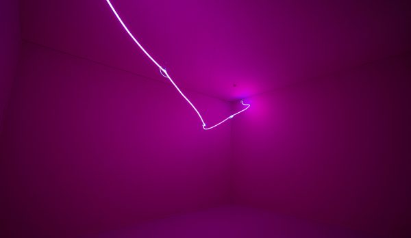 Lucio Fontana - Ambiente spaziale con neon - Ruimtelijke installatie met neonlicht, reconstructie, 1967