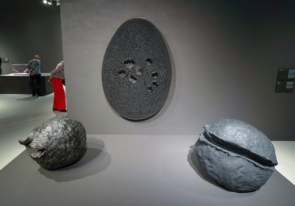 Lucio Fontana - Concetto spaziale, La fine di Dio - Olieverf en glitter op doek, 1963 & Concetto spaziale, Natura - Terracotta, 1959