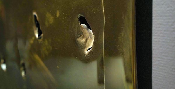 Lucio Fontana - Concetto spaziale - Messing, 1962 (detail)