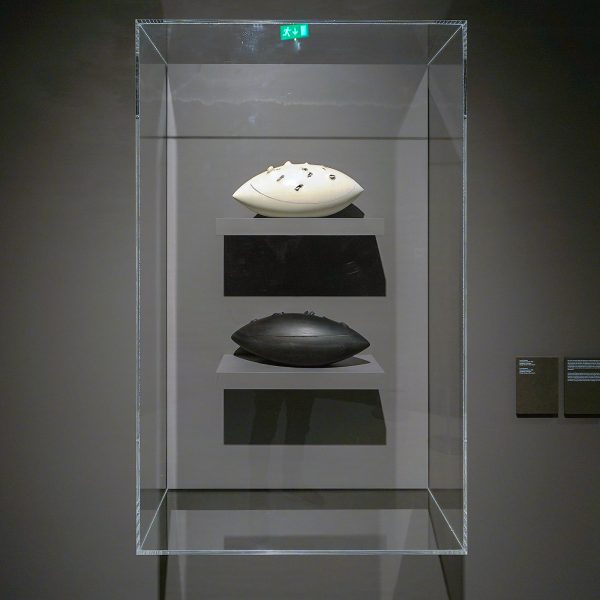 Lucio Fontana - Concetto spaziale - Porselein, 1966 & 1968