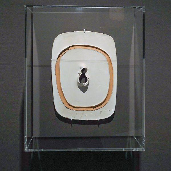 Lucio Fontana - Concetto spaziale - Terracotta en verf, 1959