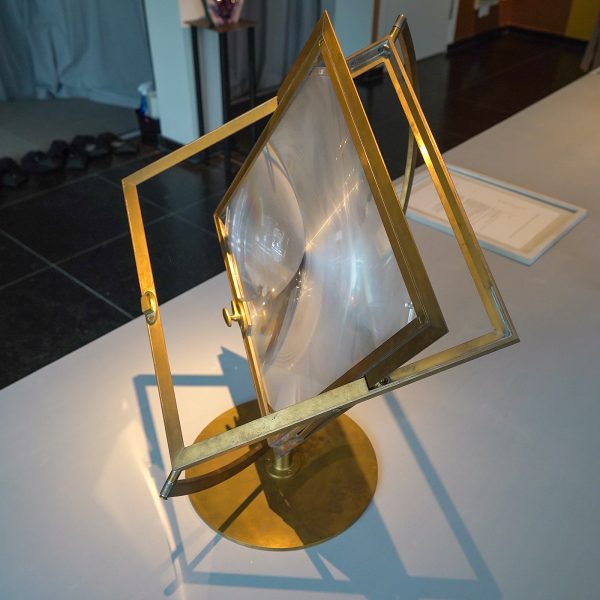 Mirjam Kuitenbrouwer - Taatsraamglobe - Messing en fresnellens