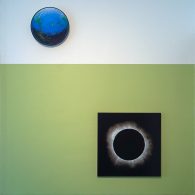 In de hedendaagse kunst grijpt het globalisme om zich heen. Het discours wordt meer en meer gebaseerd op internationale key-moments waaronder biënnales, grote beurzen en veilinghuizen. Daarmee lijkt de kunst [&hellip;]