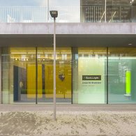 Abstracte schilderkunst heeft het imago moeilijk te zijn. Het ontbreken van een herkenbare voorstelling is voor het grote publiek vaak reden tot onbegrip. Wat die klodders verf op doet moeten [&hellip;]