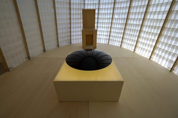 Ton van der laken - Ruimte voor de Zon eb de Maan - Installatie van hout, chinees rijstpapier en doek & Winnie Teschmacher - Eclipse - Glas