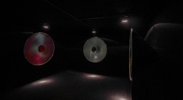 Winnie Teschmacher - Kijken in Diepte - RVS, glas, lenzen, vlakglas en soundscape