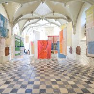 Het is verleidelijk deze tentoonstelling van Vivian Suter (1949) te zien als een presentatie waarin schilderijen getoond worden. Er worden wel schilderijen getoond, maar het is niet zoals normaal dat [&hellip;]