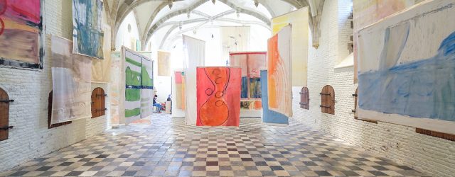 Het is verleidelijk deze tentoonstelling van Vivian Suter (1949) te zien als een presentatie waarin schilderijen getoond worden. Er worden wel schilderijen getoond, maar het is niet zoals normaal dat [&hellip;]