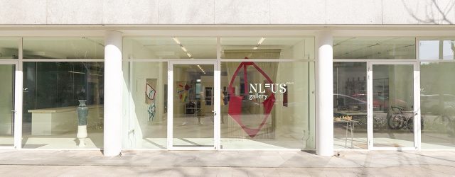 Een schilderij is verf op een doek aan de muur. Althans, dat is het tegenwoordig meestal. Er zijn genoeg meesterwerken in de kunstgeschiedenis die op hout geschilderd zijn. Doek kwam [&hellip;]