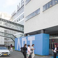 ArtRotterdam opende afgelopen woensdag haar deuren weer in de van Nelle fabriek. Vanwege Corona was de beurs, net als het jaar ervoor, verzet naar het einde van de maand mei. [&hellip;]