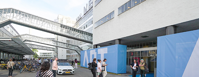 ArtRotterdam opende afgelopen woensdag haar deuren weer in de van Nelle fabriek. Vanwege Corona was de beurs, net als het jaar ervoor, verzet naar het einde van de maand mei. [&hellip;]