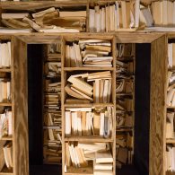 Het is inmiddels de tiende editie van Prospects, het podium voor startende kunstenaars die het jaar ervoor een financiële impuls mochten ontvangen van het Mondriaan Fonds. Hoewel de eerste editie [&hellip;]