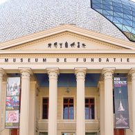 Als er één ding is wat bij dit overzicht aan schilderijen zichtbaar wordt, dan is het wel dat Rob Scholte (1958) ontzettend consistent is in zijn inconsistentie.&nbsp; Er is veel [&hellip;]