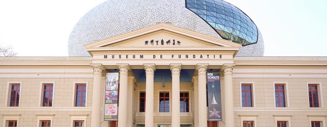 Als er één ding is wat bij dit overzicht aan schilderijen zichtbaar wordt, dan is het wel dat Rob Scholte (1958) ontzettend consistent is in zijn inconsistentie.&nbsp; Er is veel [&hellip;]