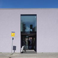 Er zijn tentoonstellingen die je moet bezoeken, omdat je anders het werk niet kan zien. Er zijn genoeg kunstwerken die zich prima via de digitale reproductie laten representeren. Natuurlijk, het [&hellip;]