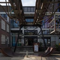 Voor veel kunstenaars is dit een wat onhandige tentoonstellingsruimte, een vijftal silo’s. Betonnen hokken van een paar meters breed en lang, maar vele meters hoog. Je moet die hoogte dus [&hellip;]