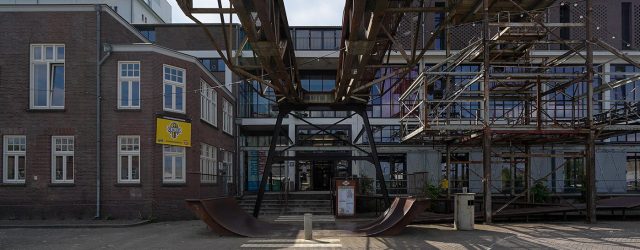 Voor veel kunstenaars is dit een wat onhandige tentoonstellingsruimte, een vijftal silo’s. Betonnen hokken van een paar meters breed en lang, maar vele meters hoog. Je moet die hoogte dus [&hellip;]