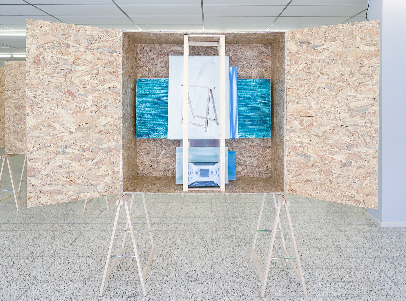 Giel Louws - Zonder Titel - OSB, schragen en multi-media installatie