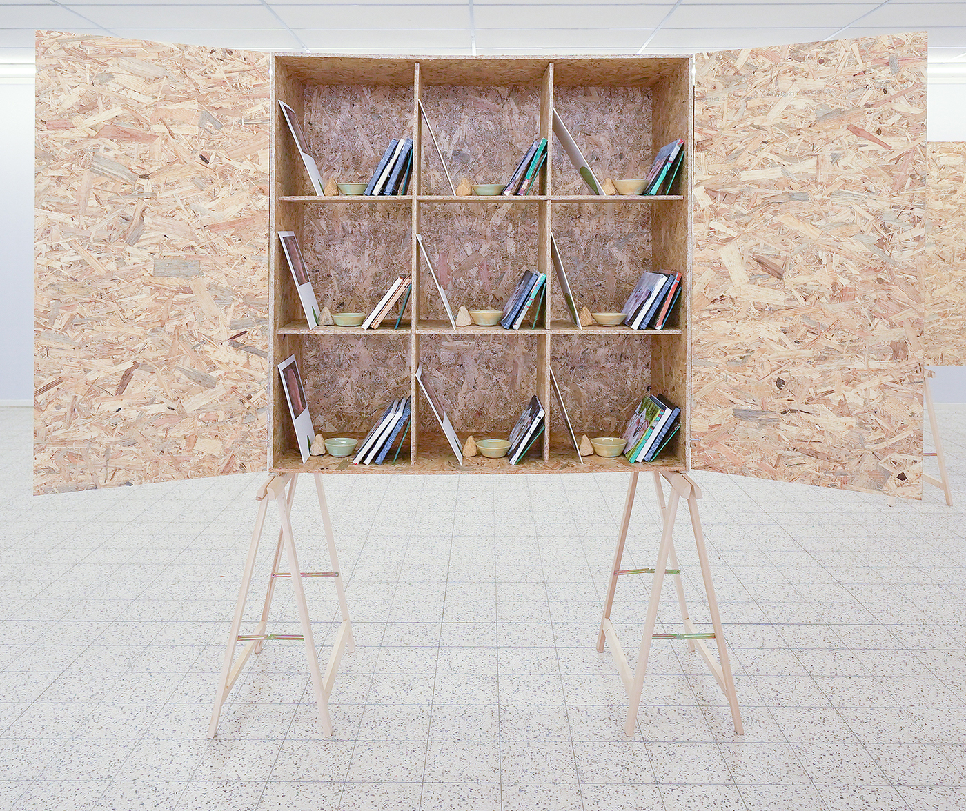 Giel Louws - Zonder Titel - OSB, schragen en multi-media installatie