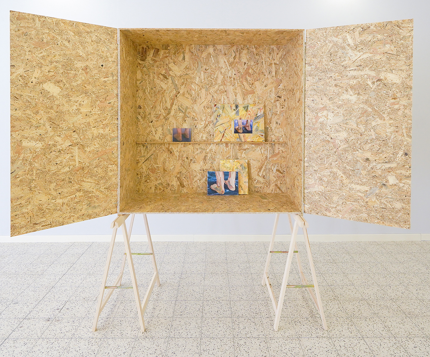 Giel Louws - Zonder Titel - OSB, schragen en multi-media installatie