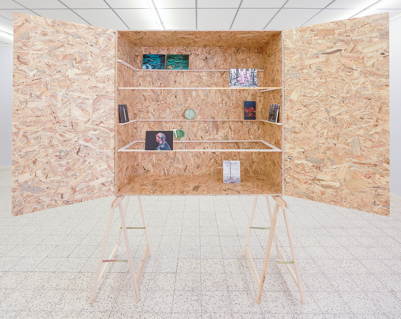 Giel Louws - Zonder Titel - OSB, schragen en multi-media installatie