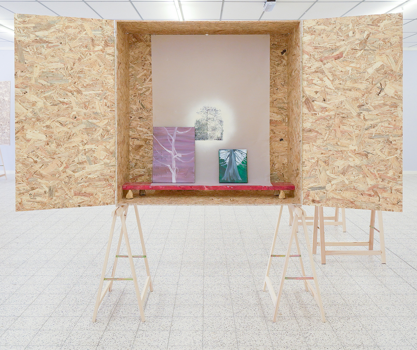 Giel Louws - Zonder Titel - OSB, schragen en multi-media installatie