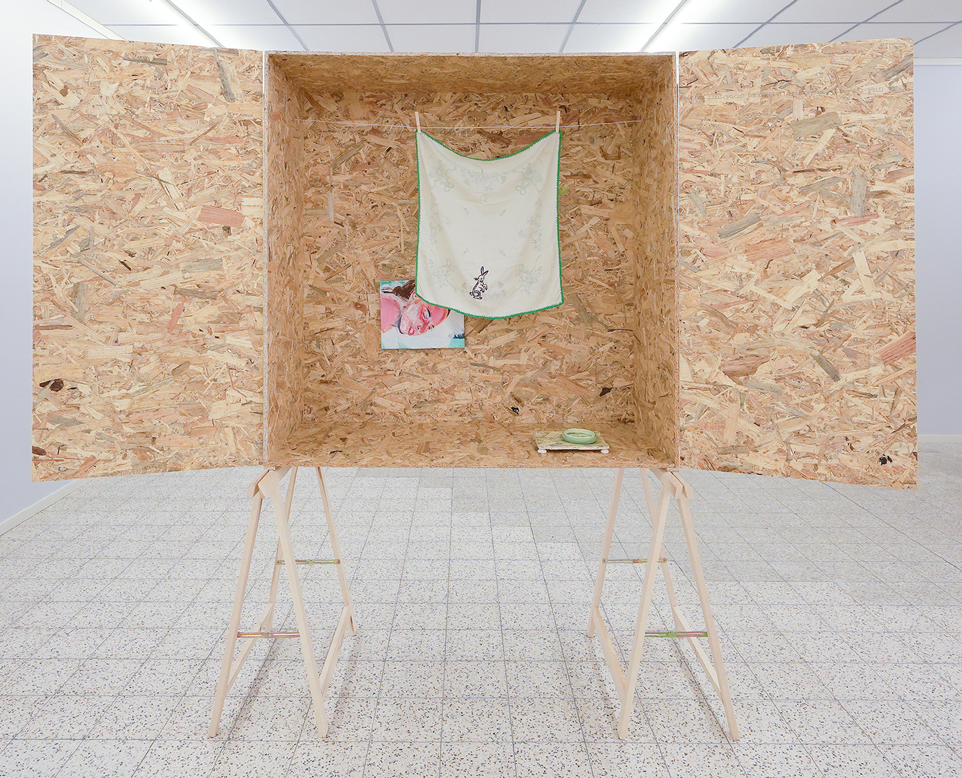 Giel Louws - Zonder Titel - OSB, schragen en multi-media installatie