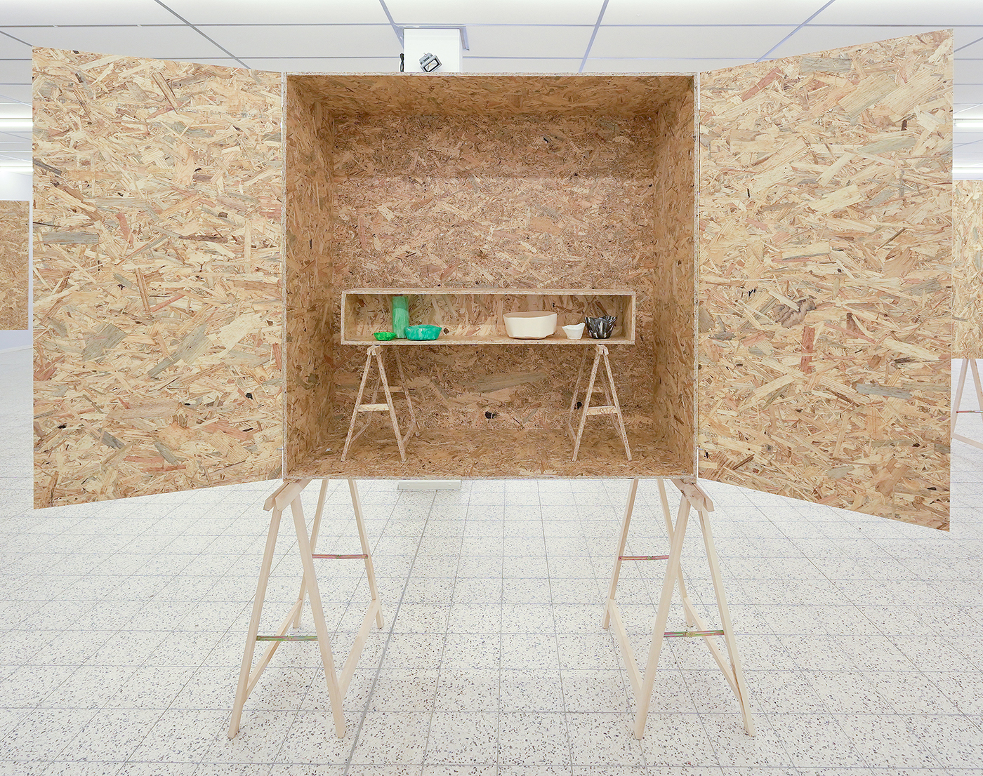 Giel Louws - Zonder Titel - OSB, schragen en multi-media installatie