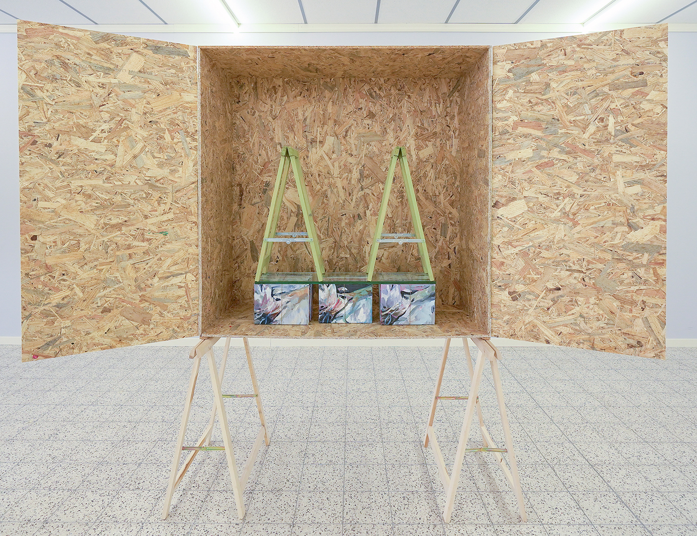 Giel Louws - Zonder Titel - OSB, schragen en multi-media installatie