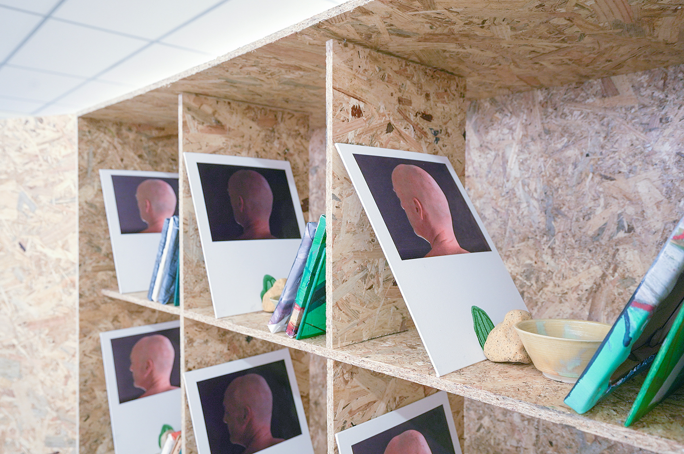 Giel Louws - Zonder Titel - OSB, schragen en multi-media installatie (detail)