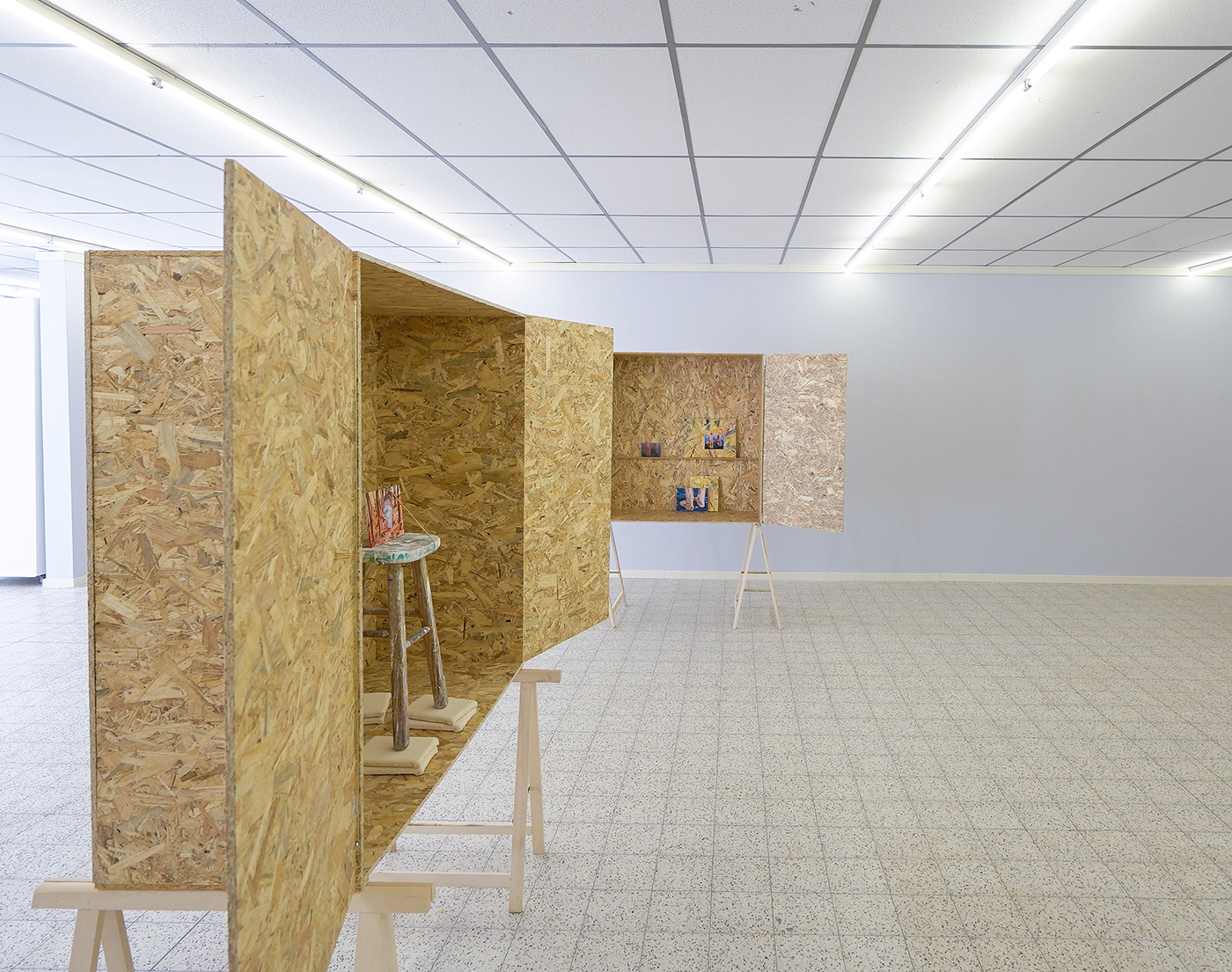 Giel Louws - Zonder Titel - OSB, schragen en multi-media installatie (detail)