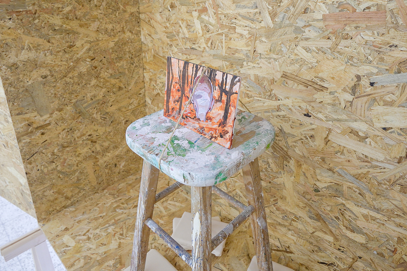 Giel Louws - Zonder Titel - OSB, schragen en multi-media installatie (detail)